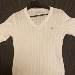 En stickad vit tröja i bra skick, nästan aldrig använd i storlek L men är liten i storlek så passar även en S. 