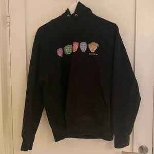 Champion hoodie med eget tryck - Hej säljer nu denna hoodie som jag köpt från en kille som tryckt egna trryck i london. Den är tryckt på en champion hoodie så bra kvalite. Dm om frågor😀