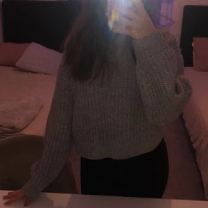 Tröja  - Stickad tröja i färgen grå. Inte så lång och jätte skön