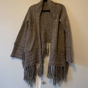 Mysig kofta vintage by Fe s/m -   Flyttrensning- Massvis med kläder till billiga priser!!   Från 5kr  jag samfrakrar så kolla gärna mina andra annonser!   Kan skicka med frimärken eller spårbart, Frakt priset baseras på paketets vikt! Jag ansvarar inte för postens hantering av paket.   Kontakta mig vid frågor :) 