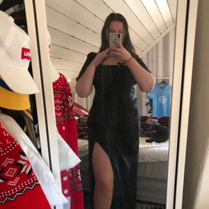 Klänning  - En jättefin ny och vacker klänning med slits perfekt till nyårs firandet! Köpt på Boohoo! Storlek 40! 