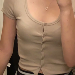 Topp med knappar - Säljer denna fina tröja från gina tricot. Använd kanske 1 gång så precis som ny. Skriv om du vill ha fler bilder eller om du har någon fråga! Vill helst mötas upp i Linköping men går inte det står köparen för frakt :)