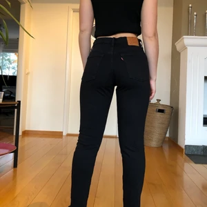 LEVIS JEANS - Svarta mjuka Levis jeans, nyskick! Storlek 34. 