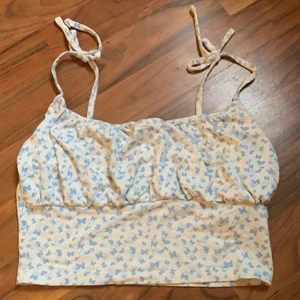 Linne med fjärilar på 🦋  - Jätte fint linne men tyvärr för litet för mig. Storlek XXS, i ny skick 🦋