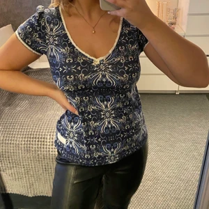 Odd Molly T-shirt - Finare t-shirt från Odd Molly med spets vid v-ringning och ärmar. Använd en enstaka gång och provad. Passar en M/S. Pris kan diskuteras 