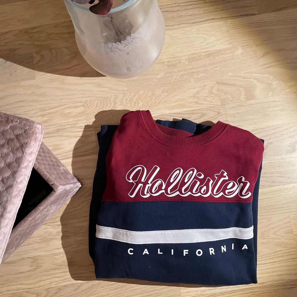 Red, dark blue and white sweatshirt with the logo “Hollister California”. Very good condition. I can send the product but the buyer is paying for it.   ——   Röd, mörkblå och vit sweatshirt med logotypen 