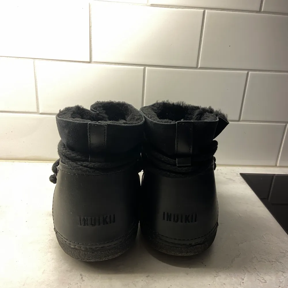 Säljer mina inuikii skor som är använda en säsong. Sparsamt använda i svart färg med snörning. Storlek 39. Möts upp i centrala Stocholm eller utanför mig på Gärdet. Skor.