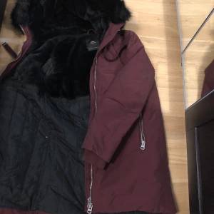 Zara Vinterjacka - Dam Vinterjacka i vin färg från Zara med storlek S. Mycket bra skick och mycket värm. Huva och Innerfoder med fuskpäls. Användas bara en säsong - 275 kr