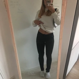 Skinny jeans svarta - Jättefina svarta jeans! Säljer då jag inte har använt på länge. Är 170 så hyfsat långa! Brukar ha 36 eller S och dessa funkar för mig!