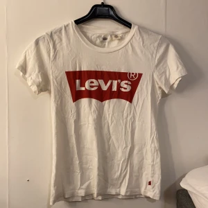 Levis T-shirt, Strl S - Normal passform. Levis T-shirt 