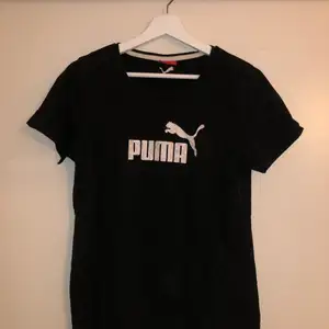 T-shirt från Puma. Passar säkert till träning. Oanvänd. 