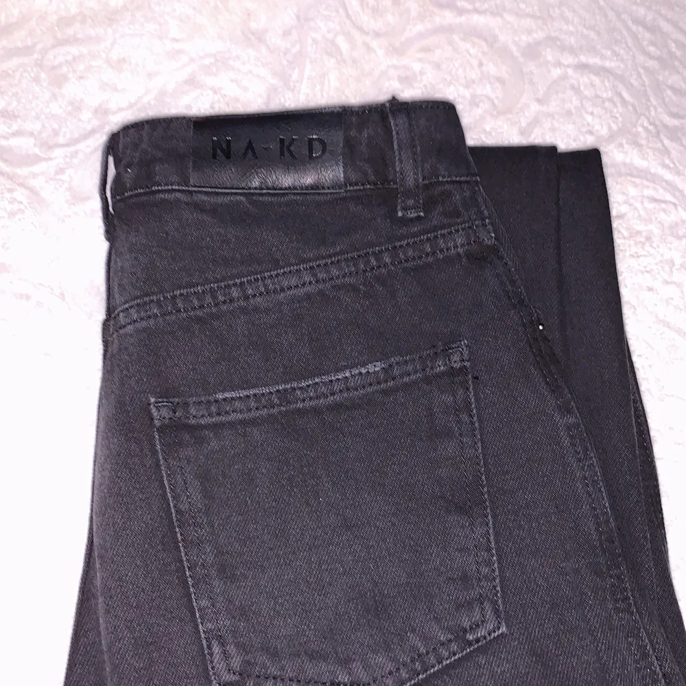 Jeans från NA-KD, storlek 36. Endast använda några fåtal gånger. Säljer då dom blivit för små:) frakt tillkommer . Jeans & Byxor.