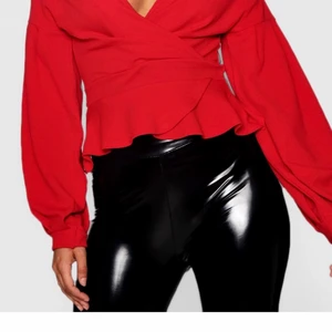 Fin röd blus - Jättefin blus med knytning i midjan som man kan välja själv hur man vill ha den. Använd fåtal tillfällen!🥰