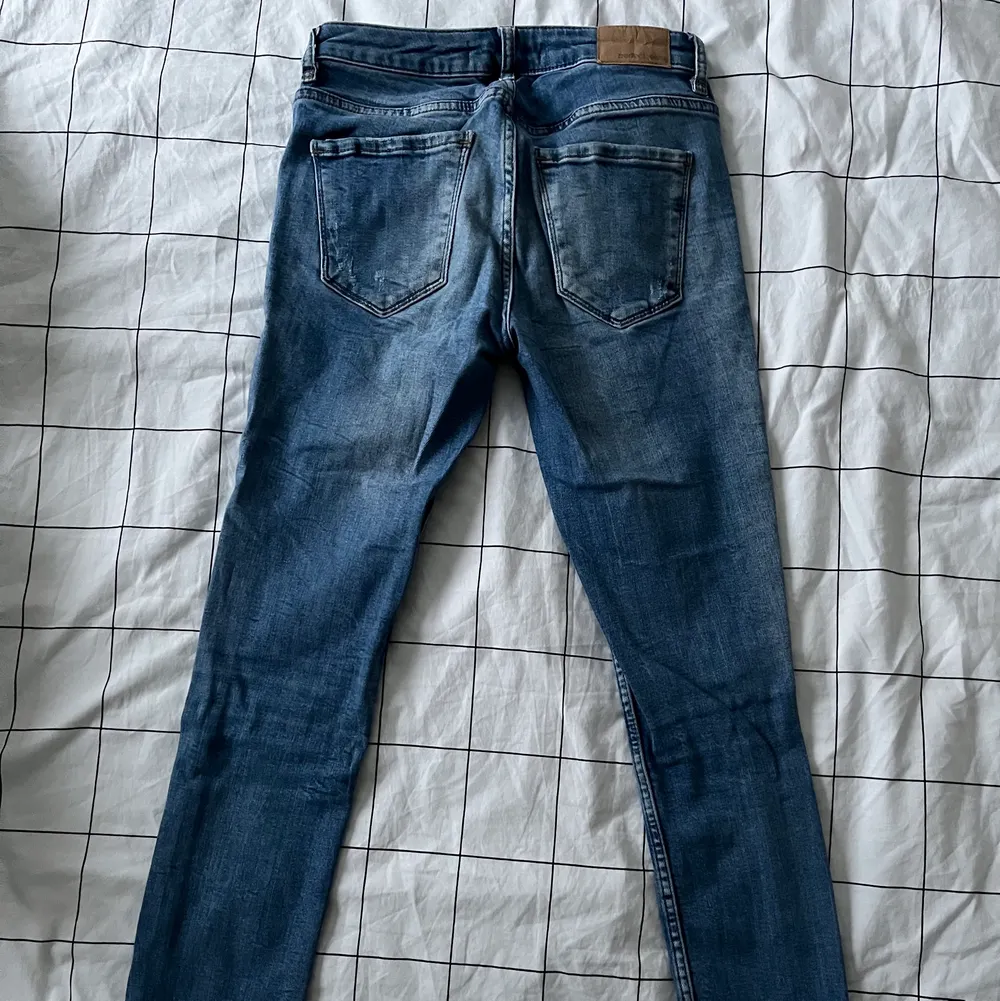 Skinny jeans med dragkedjor längst ner i modell ”kristen”. Jeans & Byxor.