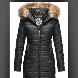 Jacka Helt ny - HELT NY!! Prislapp kvar. Endast testad. Säljer billigt! Figursydd dun jacka som täcker rumpan . Väldigt fin passform, vindtålig. Nypris : 1000:- Avtagbar päls (ej äkta) Strl M. Bra i storleken. Snabbaffär från att jag lagt upp den nu kan pris diskuteras 