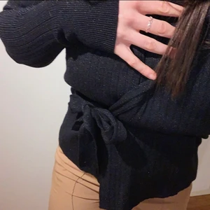 Svartglittrig kofta - Svartglittrig kofta. Använd 1 gång. 