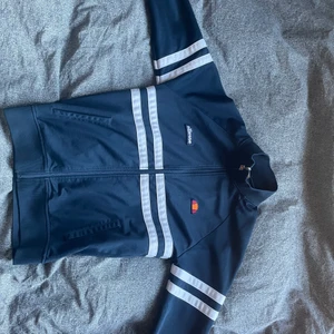 Ellesse TrackTop - Marinblå track top från Ellesse, beställd från 80scasual några år tillbaka. Nypris : 700 kr. Skick 6/10. Kan fraktas