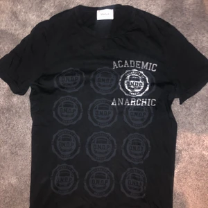 Dondup T-Shirt - En dondup T-shirt i storlek M som köptes på NK i Göteborg, nypris låg på ca 650kr och är använd men fortfarande i bra skick! Priset är satt på 300kr:) hör av dig vid frågor 