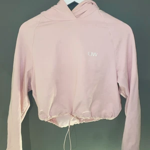 ICIW Hoodie  - Säljer denna fantastiska rosa hoodie från ICIW💓 Den är använd en del men i väldigt fin skick. Säljer pga att den tyvärr inte hinner komma till användning av mig längre. Storlek M. 100kr + frakt💕💕💕