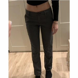 Snygga kostymbyxor från Stile Benetton - Snygga lågmidjade kostymbyxor från Stile Benetton. Endast använda 2-3 gånger, inga defekter alls. Hundtandsmönstrade i grått. De passar mig perfekt och jag är 165 cm. 