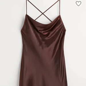 Brun satinklänning  - Brun satin klänning som jag aldrig användt, tog av prislappen så kunde inte lämna tillbaka. I storlek xxs men är mer som en xs skulle jag säga 