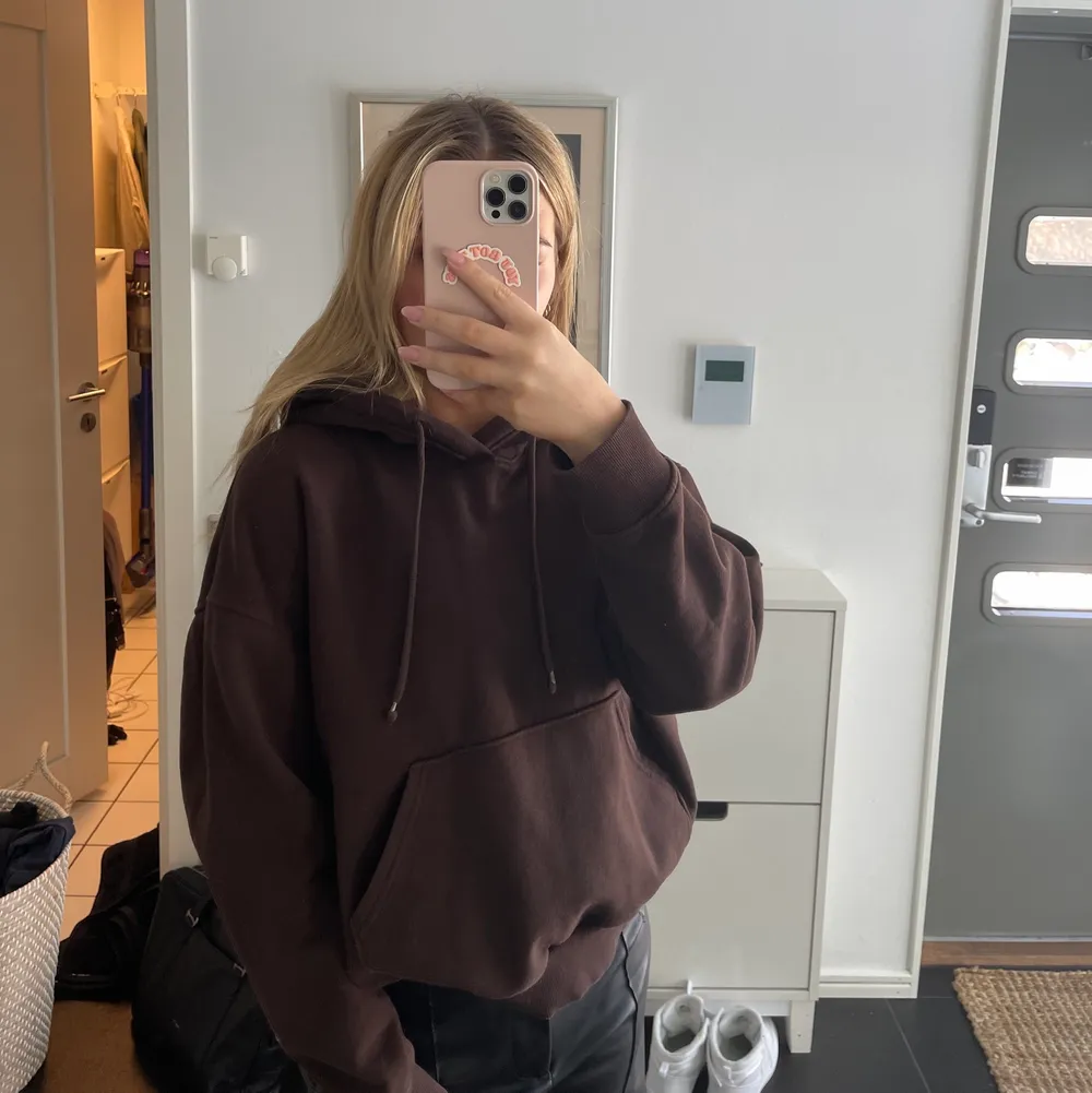 Säljer denna super mysiga och snygga hoodie från Weekday i brun!!🔥 köpte den för 400kr. Xs men sitter som en S. Hoodies.