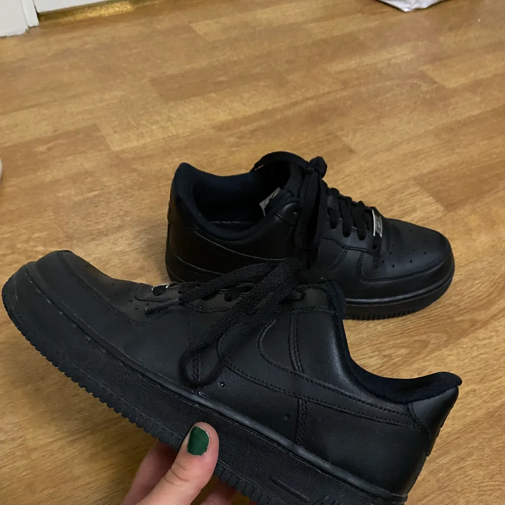 Air force 1 svarta knappt använda i storlek 39. låda medföljer ej men de är köpt från Nike🖤☔️. Skor.