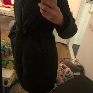 Lång pufferjacket vinterjacka  - Den här är som sagt egentligen en gravidjacka men som ni ser kan man ha den ändå. Jätte snygg o perfekt längd. Jag har fler bilder på den i mina tidigare annonser. Från HM. Strl small men passar även större. Svart. Aldrig använd.