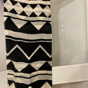 Mönstrig tunn halsduk  - Tunn mjuk mönstrig halsduk från hm. Helt ny 