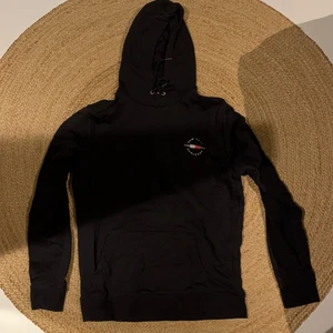 Tommy hilfiger hoodie - En svart as fet hillfigger hoodie, storlek l men passar mig som s som en smäck oxå;) köparen står för frakt. Såklart är den äkta och i nyskick 