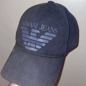 Armani keps - En snygg svart Armani keps i fint skick. Justerbar storlek. Sparsamt använd. Frakten är spårbar ✅ Köp nu!