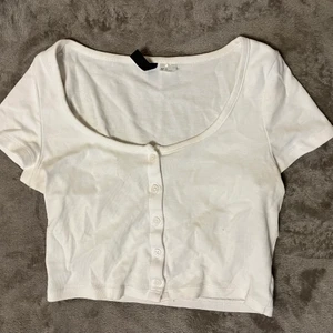 Vit tröja - Vit tröja med knappar, kroppad. Storlek s