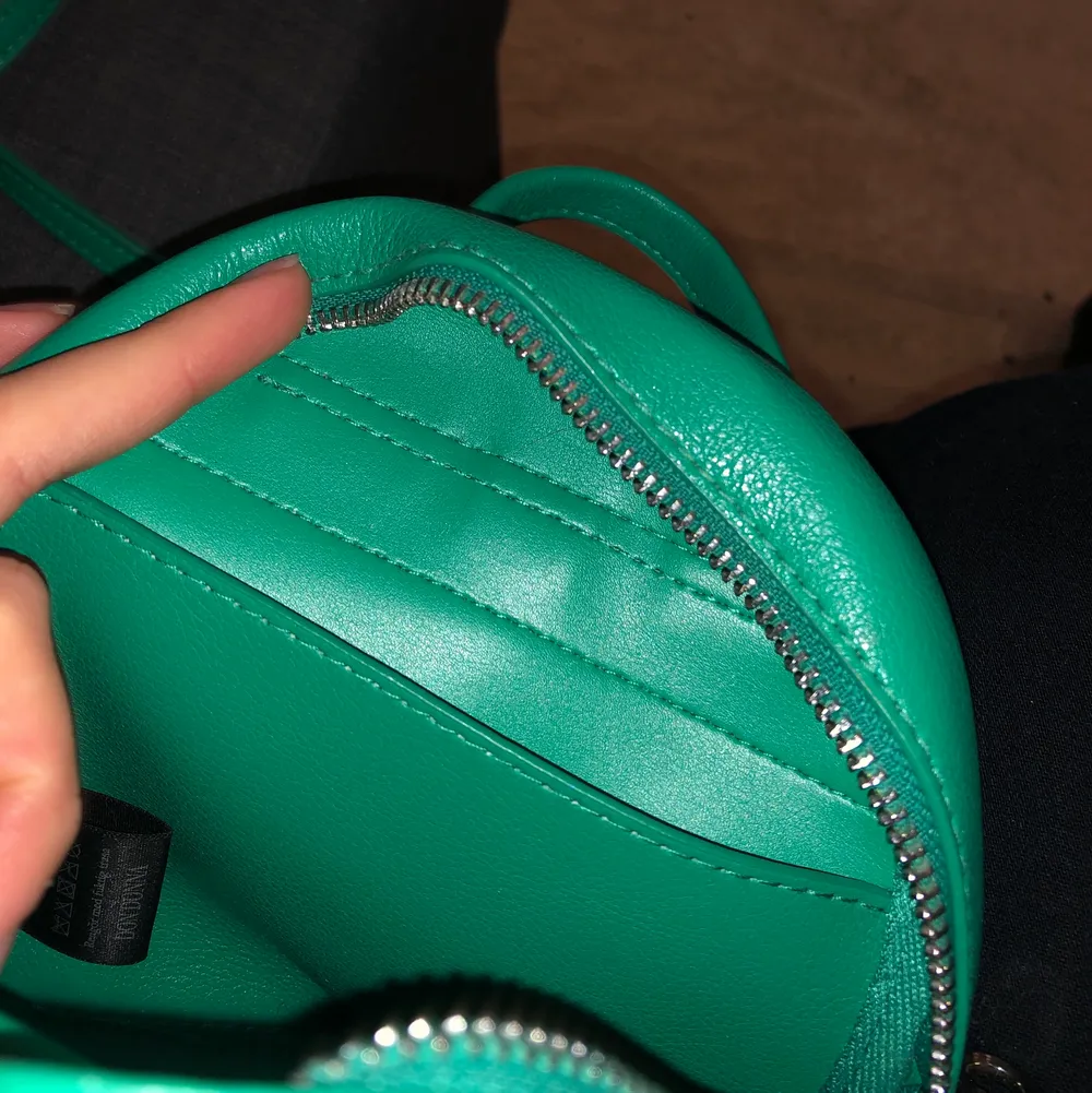 En grön aktig mini ryggsäck från DON DONNA, skriv för att få se passform, använd kanske 5 gånger, inget fel på den försöker bara rensa garderoben lite haha. Orginalpris va 800kr, säljer den för 400kr + frakt💕. Väskor.