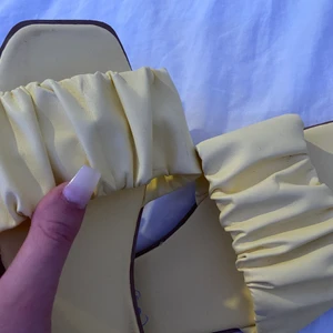 Fin tofflor💛 - Jätte fina sommar tofflor köpte dom i sommras köpte dom för 300kr använt dom få gånger 💛