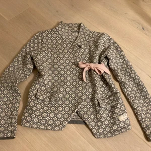 Fin Odd Molly kofta strl 3 - Fin Odd Molly-kofta i skön bomull. Knappt använd, som ny. Färg: grå-vit-rosa med rosa knytband fram.