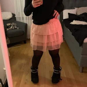 volang kjol - jätte fin volang kjol från hm, slutsåld överallt. Säljer pga aldrig kommit till användning💓 kjolen är storlek xs men passar mig som har storlek S/M. Skriv privat för frågor eller flera bilder<3 (gå in på min profil för flera kjolar)