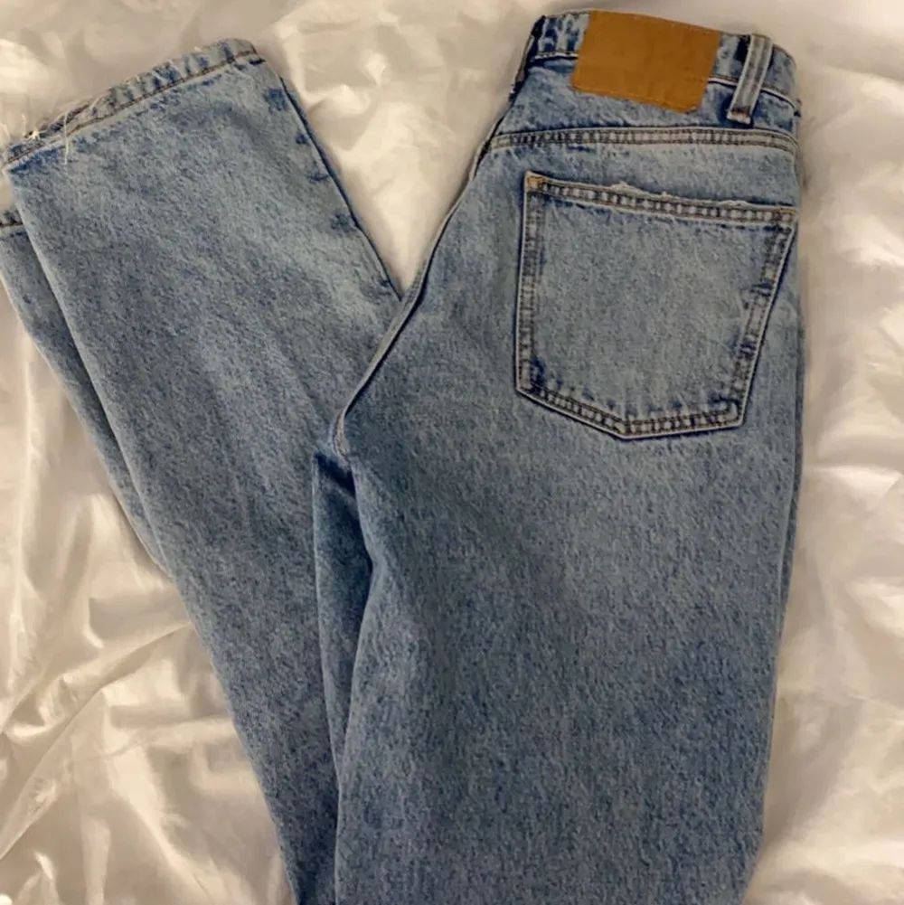 Zara midwaist jeans i storlek 36. Säljer dom eftersom det inte var min storlek. Fint skick och köpta här på plick. högsta bud: 200kr . Jeans & Byxor.
