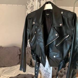 Skinnjacka - En svart skinnjacka, från BikBok storlek M, alla fickor går att öppna. Använd Max 10gånger!
