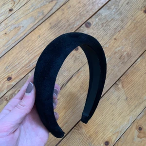 Svart ”högt” diadem  - Så fint diadem som är i en högre modell. Det är i sammet. Aldrig använt av mig!