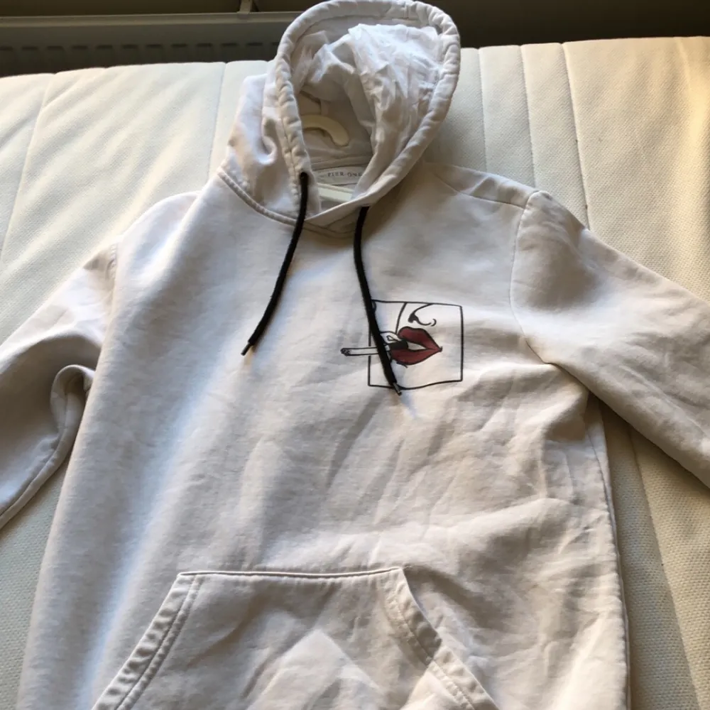 Pier&One hoodie conditon 8/10 med coolt tryck på ryggen säljer pågrund av för liten för mig . Hoodies.
