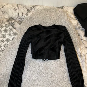 Topp - en topp som är öppen vid ryggen där man då kan knyta den. Den är i storlek S och har använt den 5-4 gånger