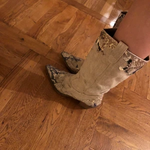 Snygga cowboyboots - Säljer dessa otroligt coola vintage cowboybootsen. Är i bra skick utöver missfärgningar. 