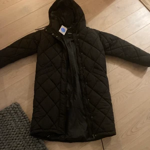 Vinterjacka från Monki - Oanvänd med taggar kvar. Svart oversized jacka från Monki. Nypris var 900kr. Storlek XXS men passar upp till S. 