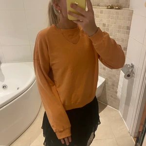 Orange sweatshirt - Orange skön sweatshirt i storlek S. Gillar den väldigt mycket men har tyvärr inte kommit till användning på ett tag💕 På bilderna ser inte färgen ut precis så som det gör i verkligeheten, den är ganska ”klarorange”. Köparen står för frakt. Kontakta mig för mer information!