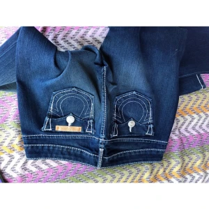 True Religion  - Säljer dessa jätte snygga True Religion jeans. Köpta för 950 kr men säljer nu för 550kr. De är knappt använda och ser helt nya ut! #lowweist #flare #jeans #truereligion
