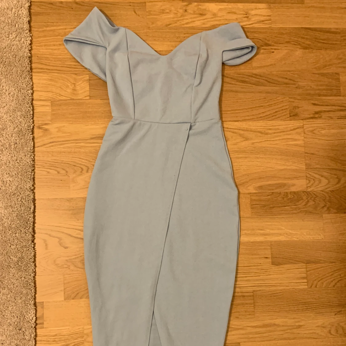 Blå off-shoulder.  - 90