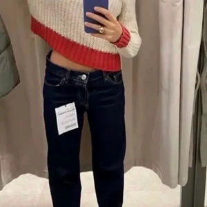 Zara jenas - säljer ett par lågmidjade jeans från zara storlek 36 skit fina men tyvärr förstora för mig . Dom är klippta där nere för dom va för långt noga så dom passar en person perfekt som är mellan 160-165