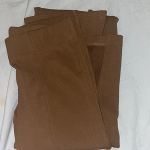 Byxa - Byxa från hm med slits längst ner. Köpte från H&M och är i storlek XS. Endast testade!