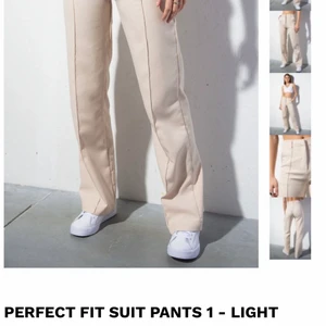 Beigea kostymbyxor från Madlady  - Kostymbyxor från madlady i nyskick. Jag köpte dem här på plick för 300kr men de passade tyvärr inte. På deras hemsida kostar dem 500kr. Betalning sker via swish. 