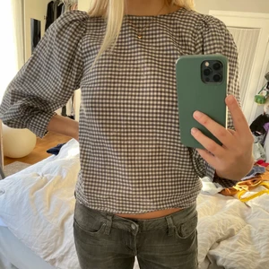 Blus Neo Noir glitter - Jättesöt rutig blus från Neo Noir med glittertrådar💘 Köptes för 649 kr